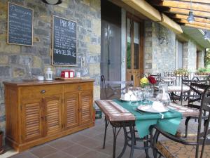 - un restaurant avec une table et des chaises sur la terrasse dans l'établissement Hotel Casa Anita, à San Juan de Plan