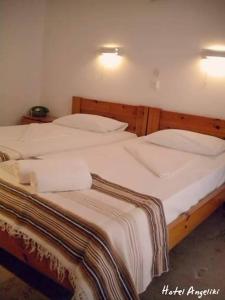 Hotel Angeliki tesisinde bir odada yatak veya yataklar