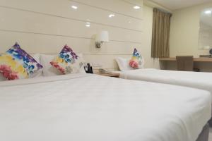 Postel nebo postele na pokoji v ubytování Mornington Hotel Sitiawan