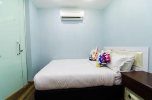 Postel nebo postele na pokoji v ubytování Mornington Hotel Sitiawan