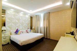 Postel nebo postele na pokoji v ubytování Mornington Hotel Sitiawan