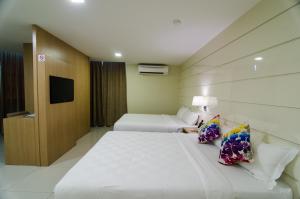 Postel nebo postele na pokoji v ubytování Mornington Hotel Sitiawan