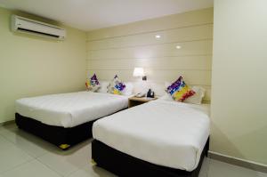 Postel nebo postele na pokoji v ubytování Mornington Hotel Sitiawan