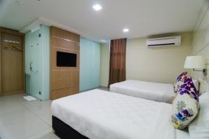 Postel nebo postele na pokoji v ubytování Mornington Hotel Sitiawan