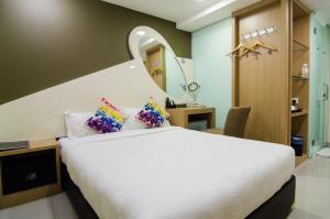 Postel nebo postele na pokoji v ubytování Mornington Hotel Sitiawan