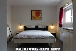 Rúm í herbergi á B&B Aalsters genot