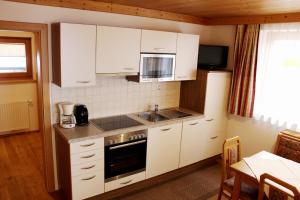 A kitchen or kitchenette at Gästehaus Toferer