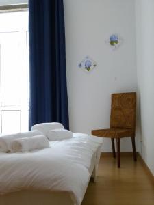 ポンタ・デルガダにあるWatching Azores Apartments (R)のベッドルーム1室(ベッド2台、椅子、窓付)