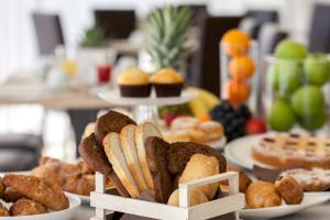 un tavolo ricoperto di piatti di pane e prodotti da forno di Hotel Umberto a Lido di Jesolo