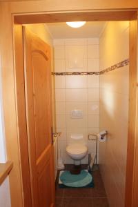 A bathroom at Gästehaus Toferer