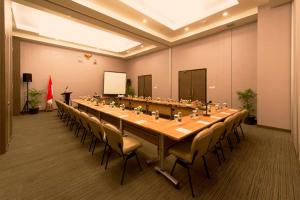 The business area and/or conference room at Pranaya Boutique Hotel