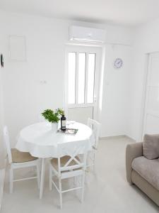 Ein Sitzbereich in der Unterkunft Apartmani Luka & Iva