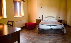 1 dormitorio con cama, mesa y ventana en Il Gigante, en Appignano del Tronto