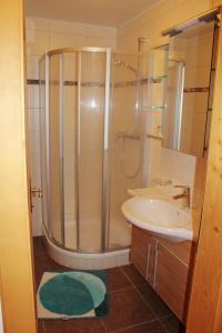 A bathroom at Gästehaus Toferer
