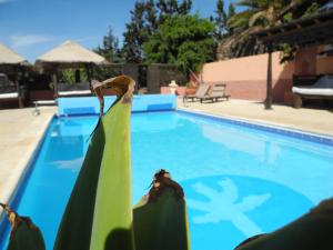 een gesloten zwembad bij Casa El Morro in Uga