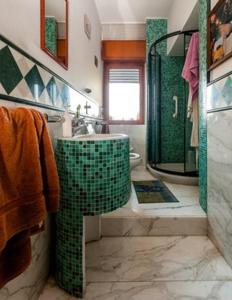ein Bad mit einem Waschbecken, einem WC und einer Dusche in der Unterkunft Apartment Trapani in Trapani