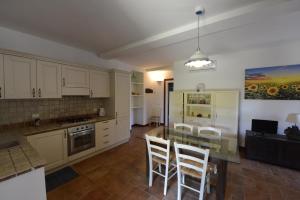 A kitchen or kitchenette at Agriturismo Serignano alle Rocchette