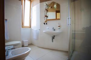 a bathroom with a sink and a toilet and a shower at Piccapane Vegan Farm in Cutrofiano