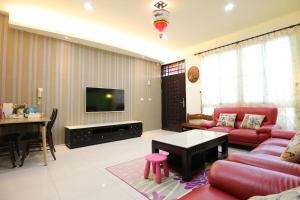- un salon avec un canapé rouge et une table dans l'établissement Dao Siang Hai B&B, à Taïtung