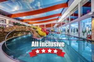 ein All-inclusive-Hotelpool mit einer Wasserrutsche in der Unterkunft Aquapark Health Resort & Medical SPA Panorama Morska All Inclusive in Jarosławiec