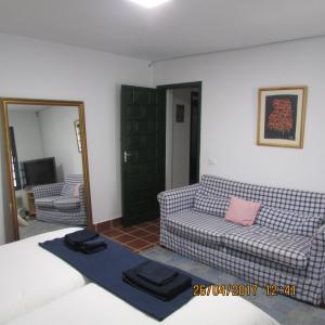 - un salon avec deux canapés et un miroir dans l'établissement Finca Hoya del Pozo, à Telde