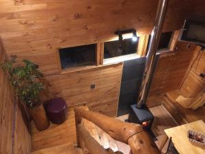 an overhead view of a tiny house with a table and a stove at Turismo Montaña in La Ensenada