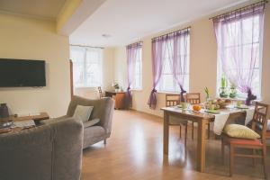 Posedenie v ubytovaní Apartamenty przy Zamku