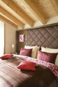 A bed or beds in a room at Hotel Maximilian