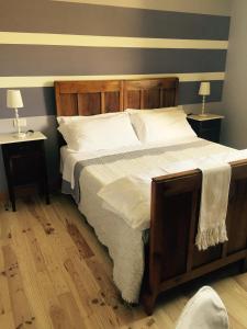 1 dormitorio con 1 cama grande y 2 mesitas de noche en Bed & Breakfast Le Piagge, en Scurcola Marsicana