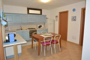 A kitchen or kitchenette at Casarizzo Még 28 kép