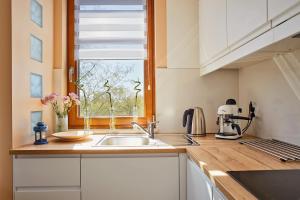 uma cozinha com um lavatório e uma janela em Sun Apartament - Królewskie Kamieniczki em Sopot