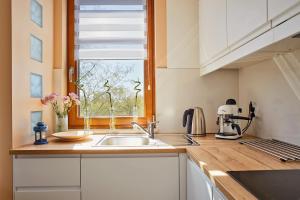 Kuchyňa alebo kuchynka v ubytovaní Sun Apartament - Królewskie Kamieniczki + 15 fotografií