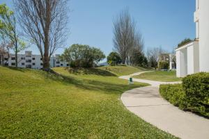 ポルト・ダ・ポリェンサにあるApartamentos Habitatの草の丘の横の歩道