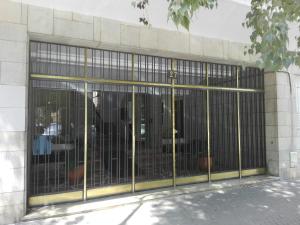 a metal gate on the side of a building at Precioso Piso junto a Plaza de España in Seville