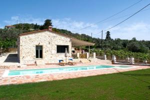 ein Cottage aus Stein mit einem Pool vor einem Haus in der Unterkunft Villa Merina in Sinoikismós Permakianá