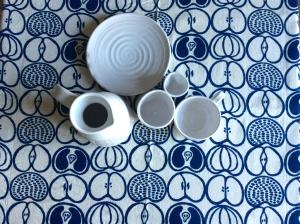 Fattoria Bio L'A Ceccoli في Sasso Feltrio: مجموعة من الأكواب الزرقاء والأبيض على الطاولة
