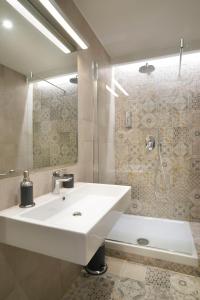 ナポリにあるB&B EMME21のバスルーム(白いシンク、シャワー付)