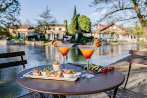 Nápoje v ubytování SOWELL HOTELS Domaine de la Petite Isle