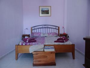イラクリトサにあるΑphrodite apartmentのベッドルーム1室(木枠のベッド1台付)