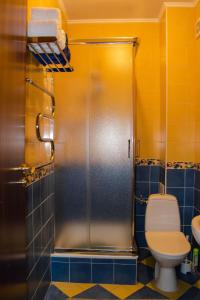 La salle de bains est pourvue d'une douche, de toilettes et d'un lavabo. dans l'établissement Hotel Lidia, à Alouchta