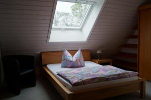 Tempat tidur dalam kamar di Gästehaus zur Mühle Dehm
