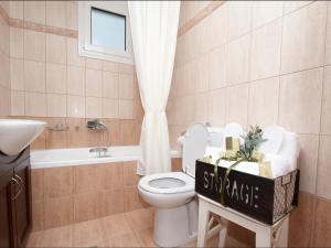A bathroom at Villa Elaia Mare