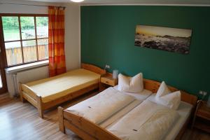 Postel nebo postele na pokoji v ubytování Gästehaus zur Mühle Dehm