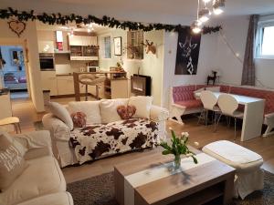 sala de estar con sofá y mesa en Haus Valder, en Niedernsill