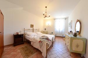 A bed or beds in a room at La Torre Del Cerreto