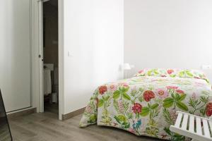 A bed or beds in a room at Hello Málaga Flat Victoria