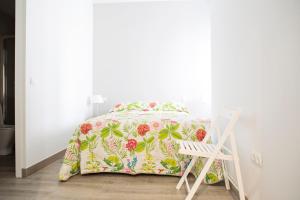 A bed or beds in a room at Hello Málaga Flat Victoria