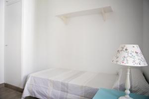 A bed or beds in a room at Hello Málaga Flat Victoria