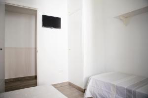 A television and/or entertainment centre at Hello Málaga Flat Victoria