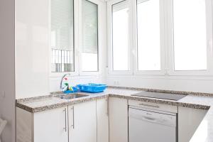 A kitchen or kitchenette at Hello Málaga Flat Victoria